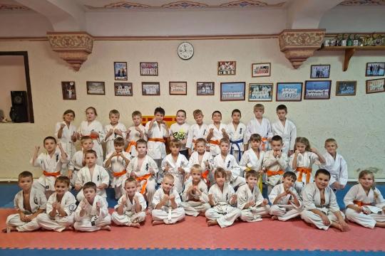Каратисты  группы 6-10  лет преодолевают  трудности полнолуния в тренировочном процессе 